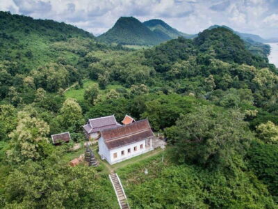 Luang Prabang: Pottery Workshop & Wat Chomphet cycling Tour