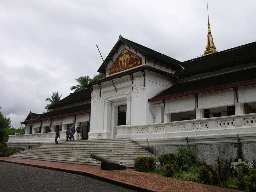 Luang Prabang: Private Must-See Sights and Mount Phousi Tour - Lunch with your guide and a welcome pause