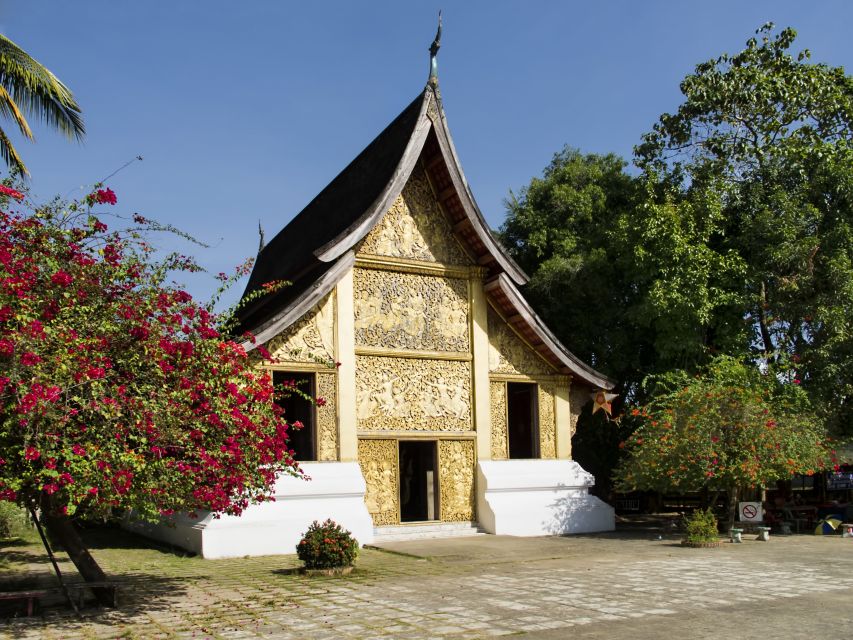 Luang Prabang: Private Must-See Sights and Mount Phousi Tour - Mount Phousi and the climb to Wat Chom Si
