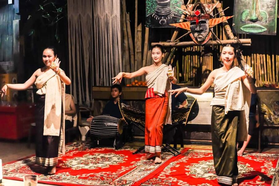 Luangprabang: Dinner with Lao Traditional Dance Performance - Arriving at Jungala Lounge Bar