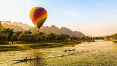Vang vieng: Longtail boat&Hot Air Balloon&hotel pick-up