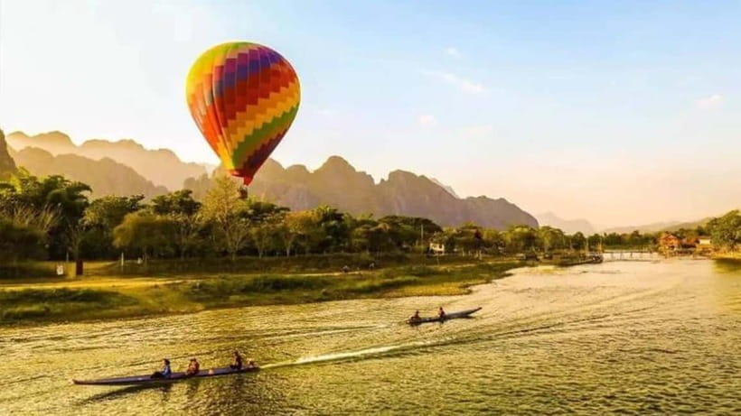Vang vieng: Longtail boat&Hot Air Balloon&hotel pick-up - Sunrise above the Nam Song River
