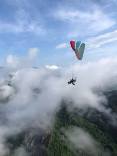 Vang Vieng: Paragliding Experience with Hotel Pickup