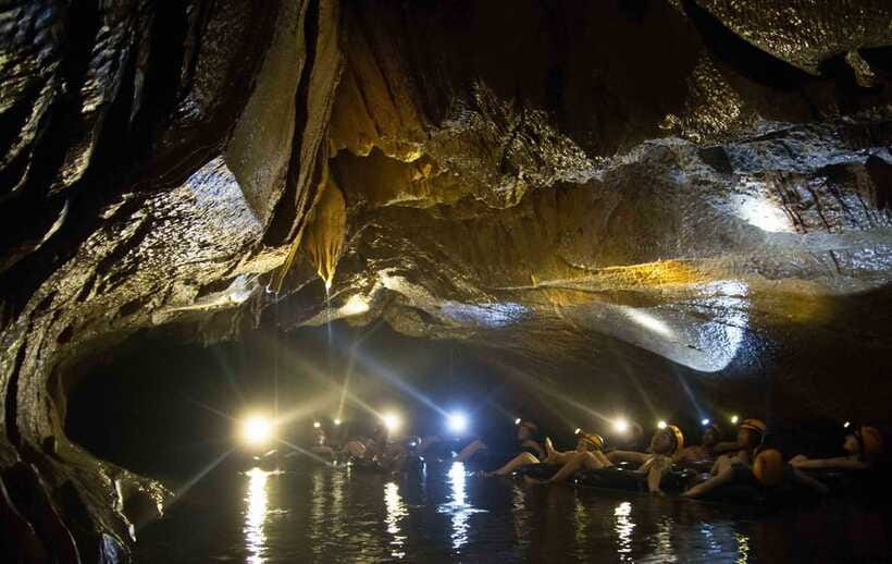 Vang Vieng: Tham Nangfar and Tham Nam Day Tour with Kayaking - The final paddle back toward town