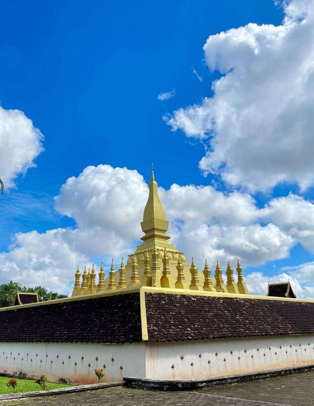 Vientiane: Half-Day City Tour with Patuxai and Buddha Park - That Dam, the Black Stupa and its local story