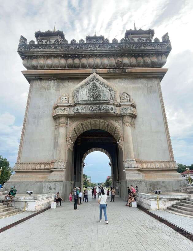 Vientiane IG tour & Patuxay monument - Patuxay Monument: the tour’s main landmark